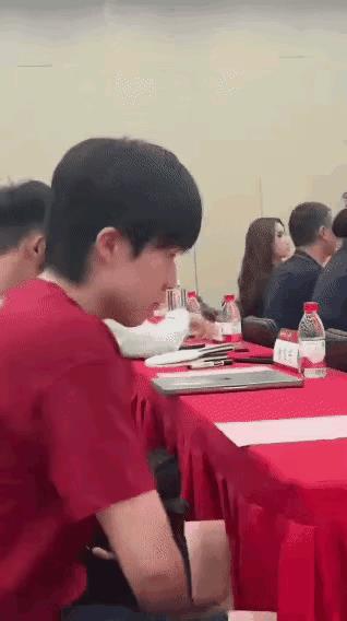 王楚钦北大开学报到了！研究生小王同学，今天研究生报到。换上了北大红的文化衫，
