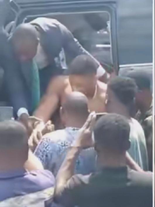 刚在迈阿密击败大网红杰克·保罗不到两周后，拳王安东尼·约书亚在尼日利亚遭遇致命车