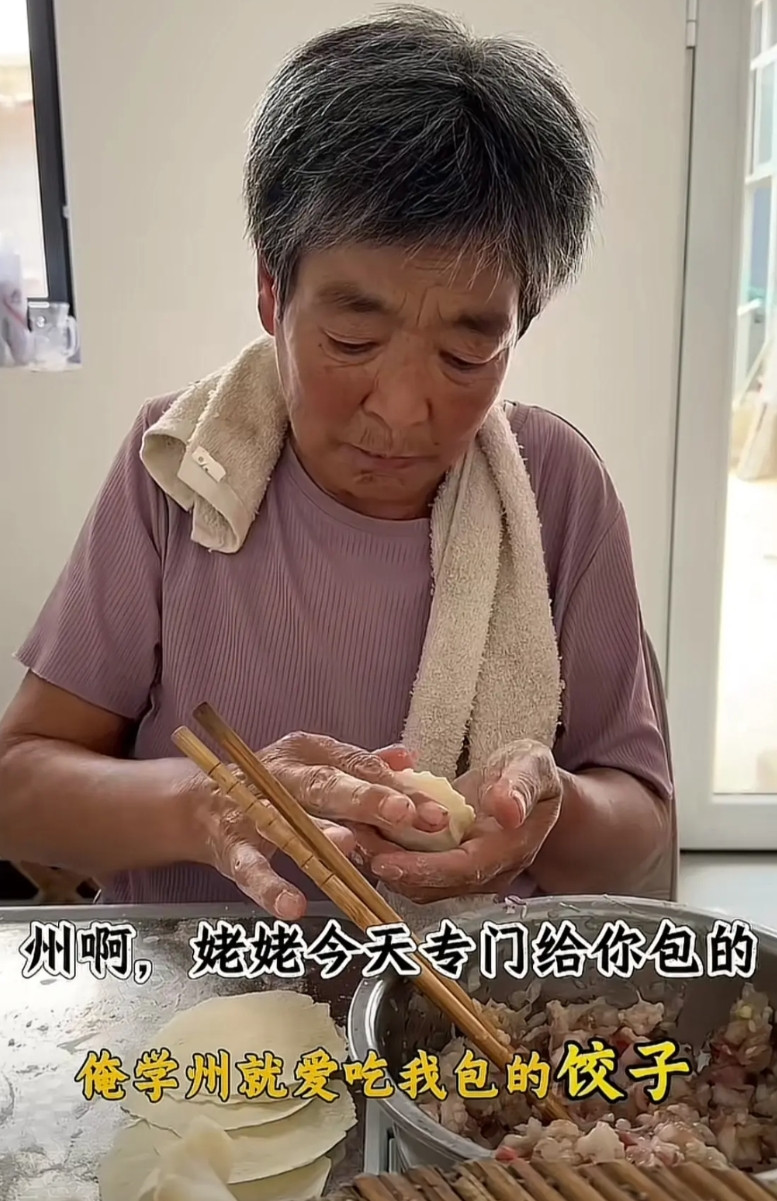 看了刘学州佬佬、姥爷、舅妈一起给他上坟的一幕让人忍不住泪流满面，佬佬做了他最爱吃