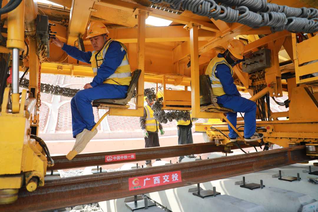 柳梧铁路进入全线铺轨阶段