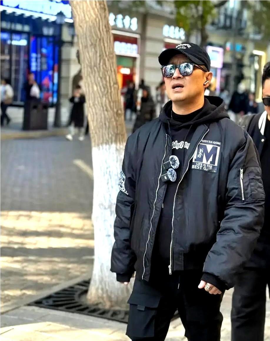 汪峰哈尔滨演唱会的票价打折到299元，可现场的空座位比人还显眼。这已经不是钱