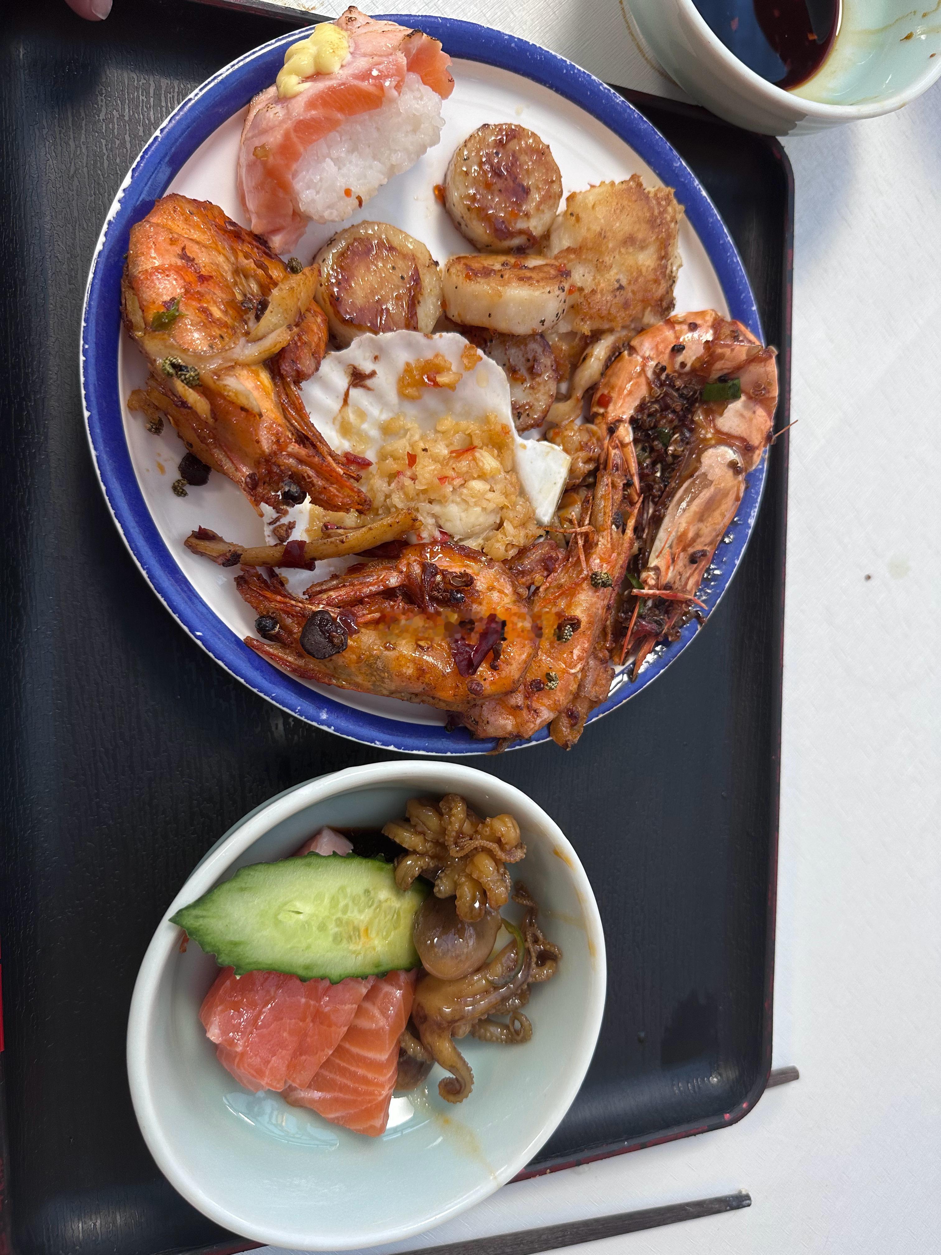 我一个人吃了这么多，我觉得够多了，但没我旁边的美女吃得多，她吃了得有100只虾