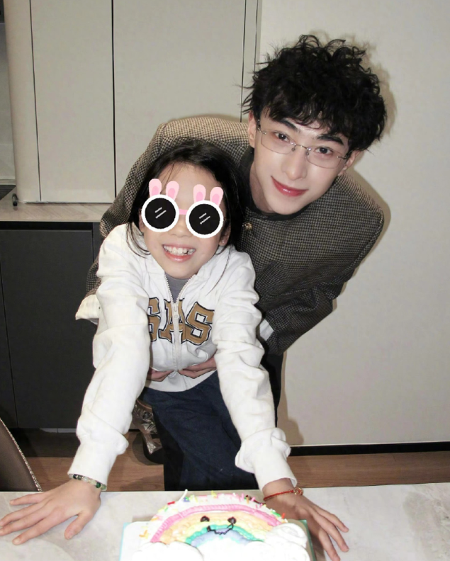 伊能静儿子恩利24岁生日小米粒亲自为哥哥做蛋糕，一家人真幸福