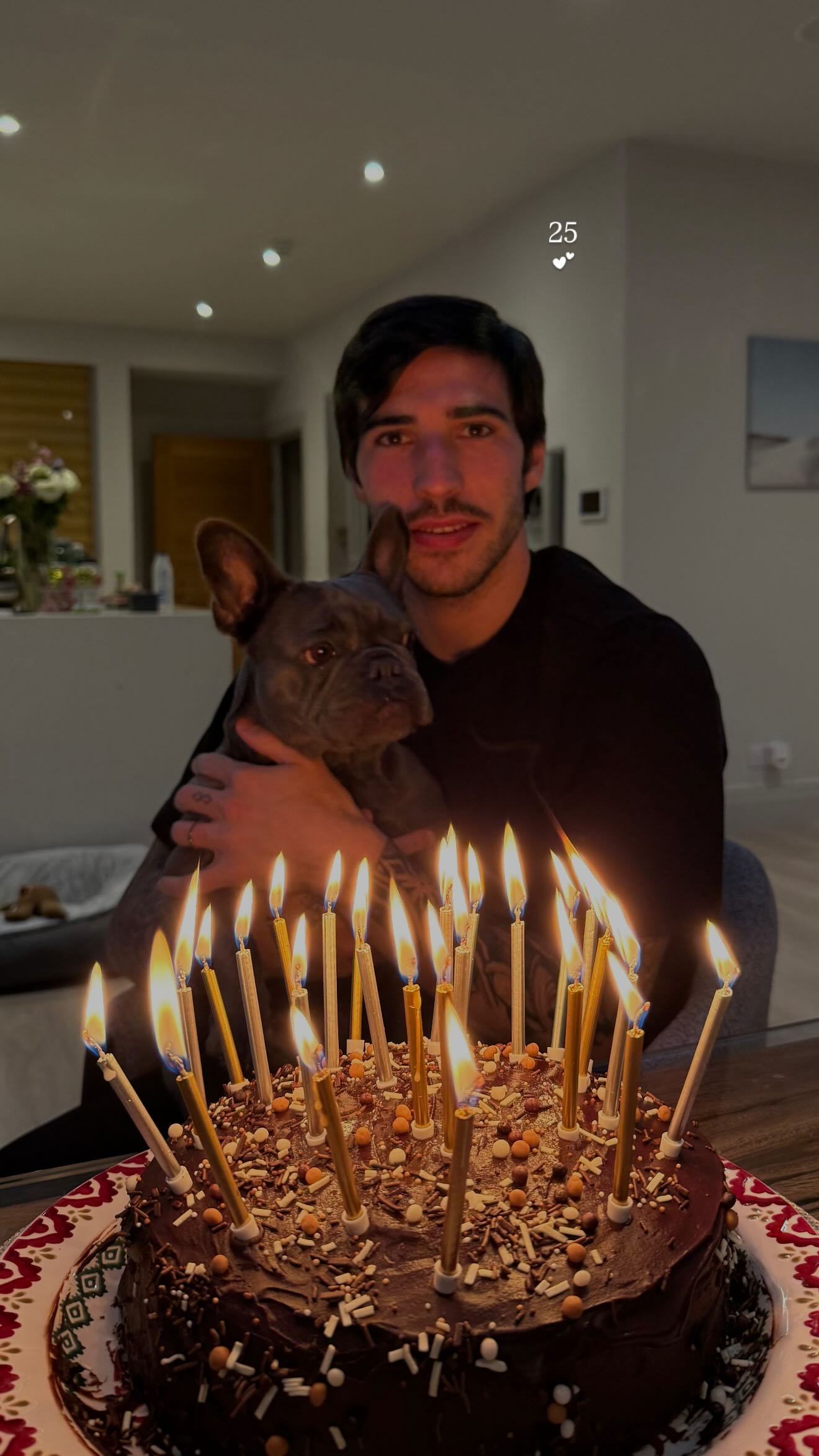 【哈哈哈🎂】英超桑德罗·托纳利🇮🇹25岁生日，真点了25根生日蜡烛！！