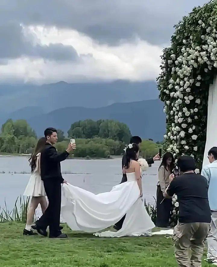 58岁郭涛大理补办婚礼！小石头兄妹当花童，41岁李燃穿婚纱超美！第一眼看到路人偷