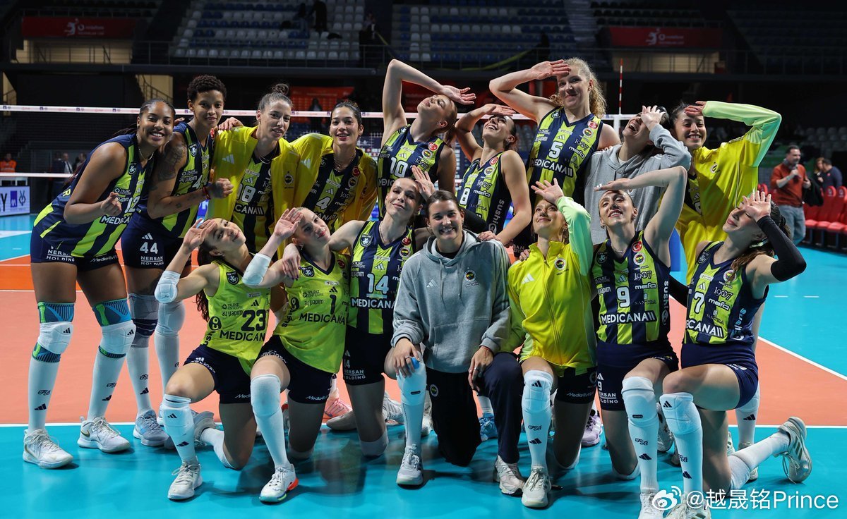 🟡🔵费内巴切女排连续第二年在乌尔克竞技场（自己主场）无缘四强赛，这也是她们