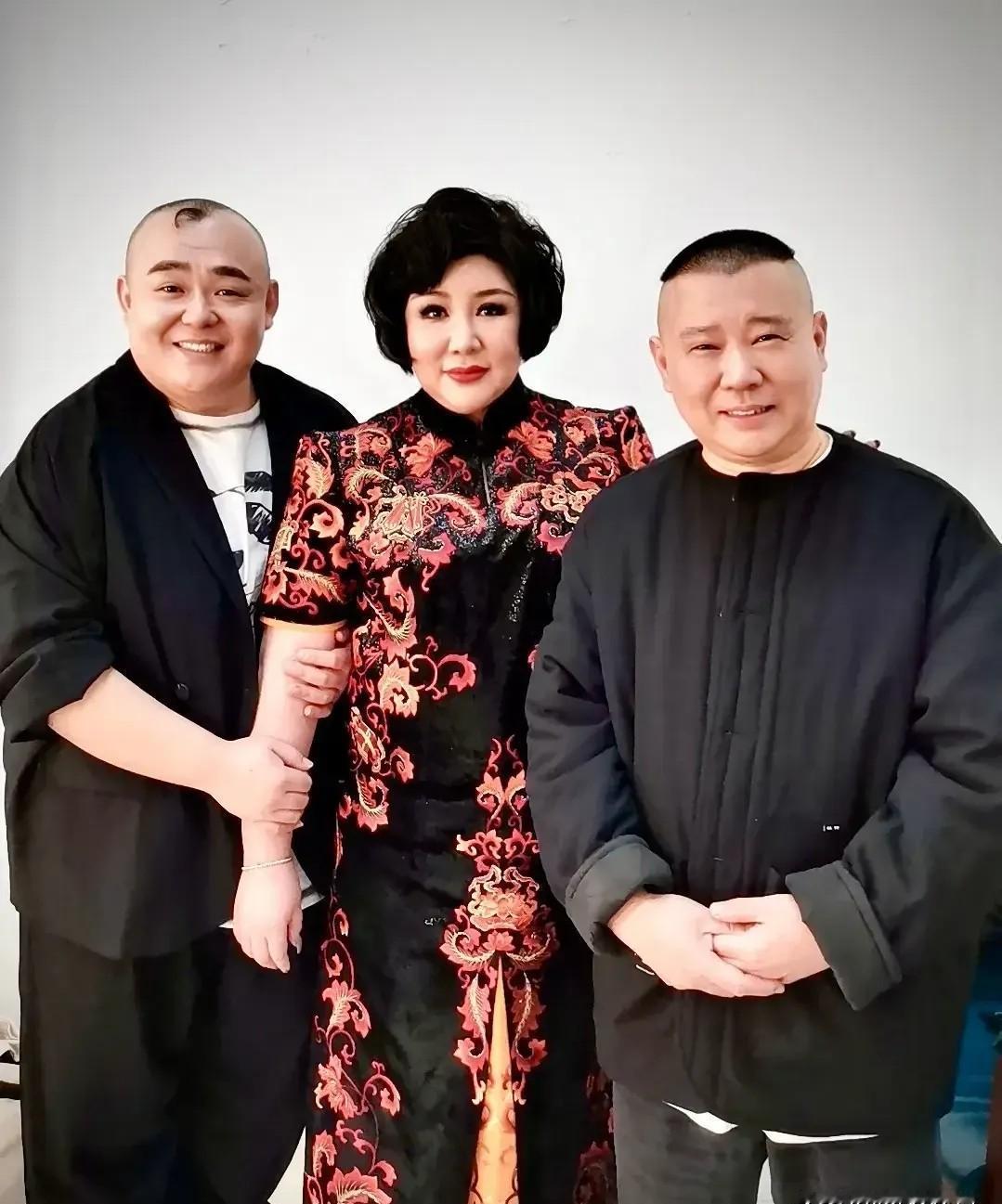 杨鹤通这个传习社主任的头衔，不是他靠本事硬拼上去的。是师娘王惠连夜给他站台，在