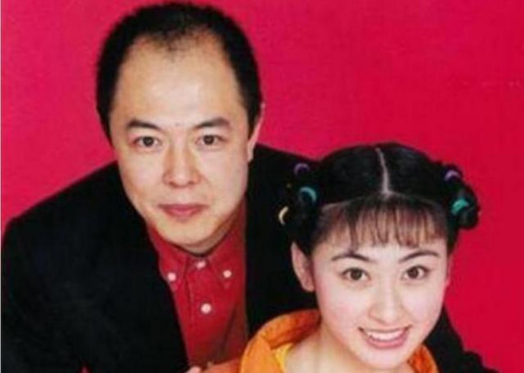 1998年，《还珠格格》剧组里16岁的法提麦·雅琦来探班，得见“真龙天颜”，顿时