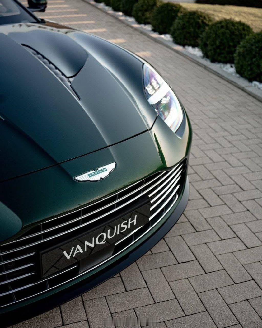 全新AstonMartinvanquish诡异的车尾造型🤔🤔🤔