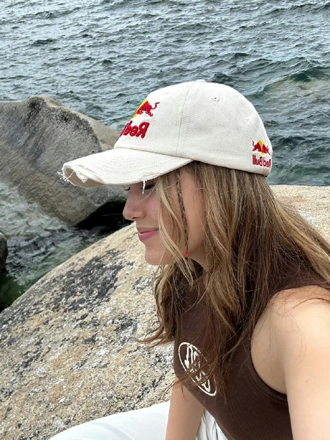 谷爱凌把红牛棒球帽戴成了潮牌​​​