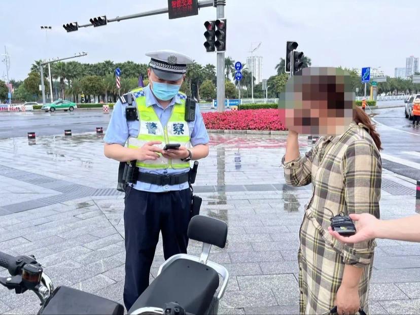 南宁街头现“空中+地面”立体执法！电单车这些行为直接罚50元“头顶有无人机盘