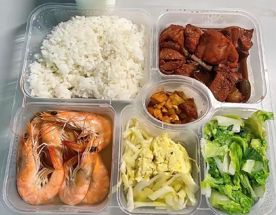 嫂子15元一份的盒饭配一瓶矿泉水，一个茶叶蛋，两小时只卖3份，我想问题不在价格而