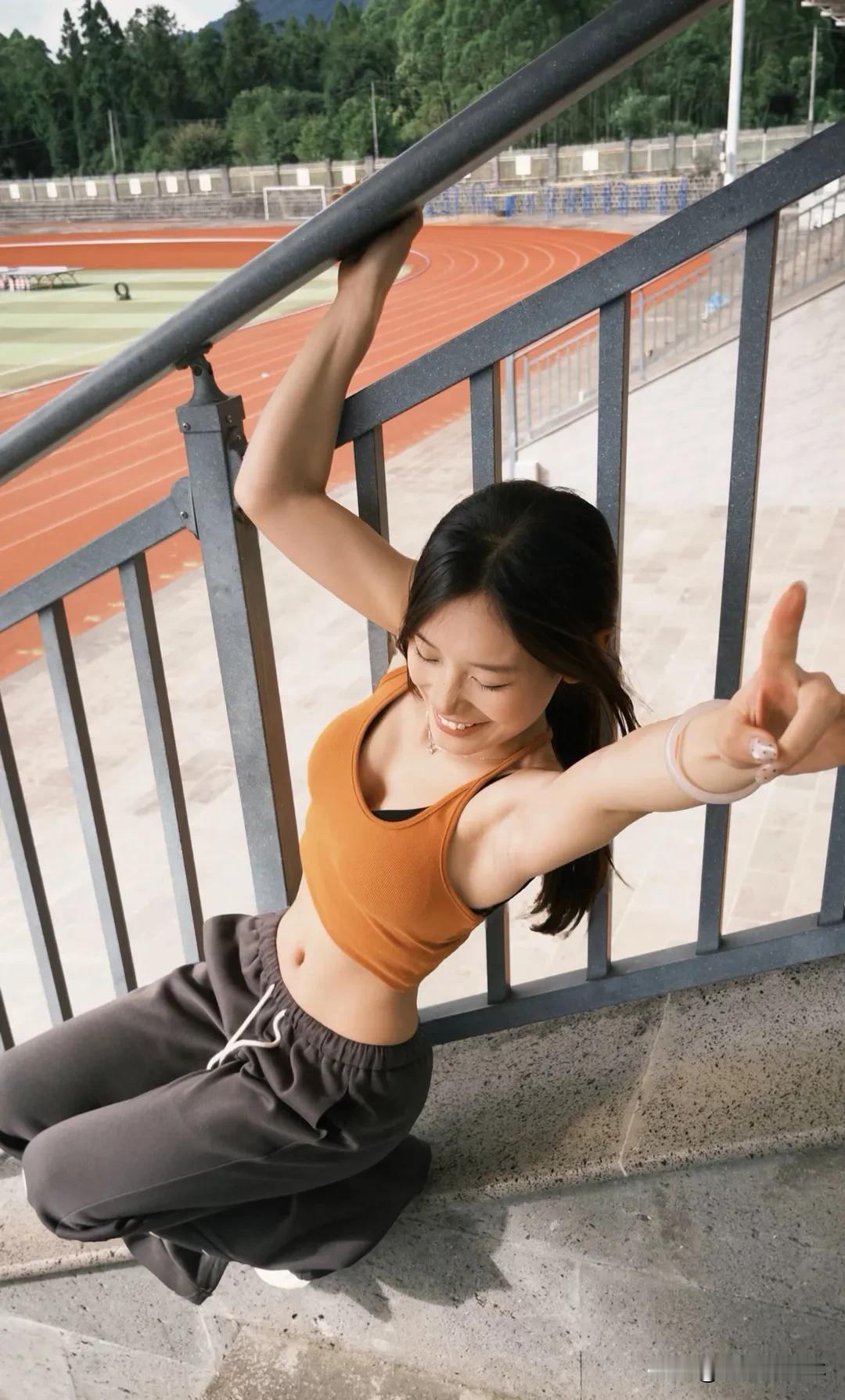 操场上的青春剪影阳光洒满跑道，少女马尾轻扬，每一步都是青春的诗行。
