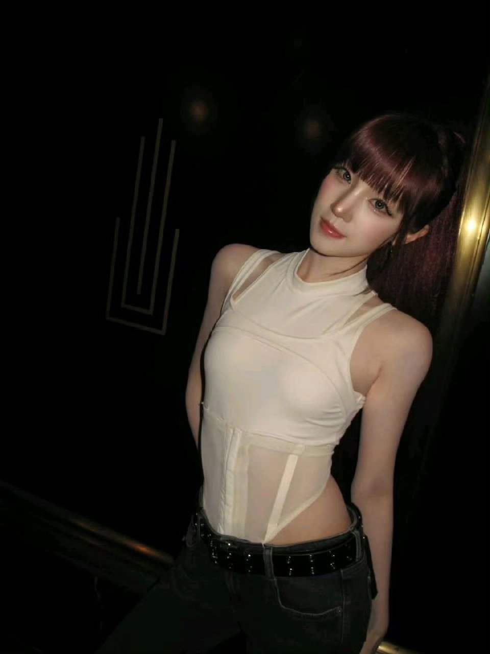 宋雨琦在工作场合遇到同担遇到同担就开心晃手手的雨琦小狗，太可爱啦，好喜欢红发造型