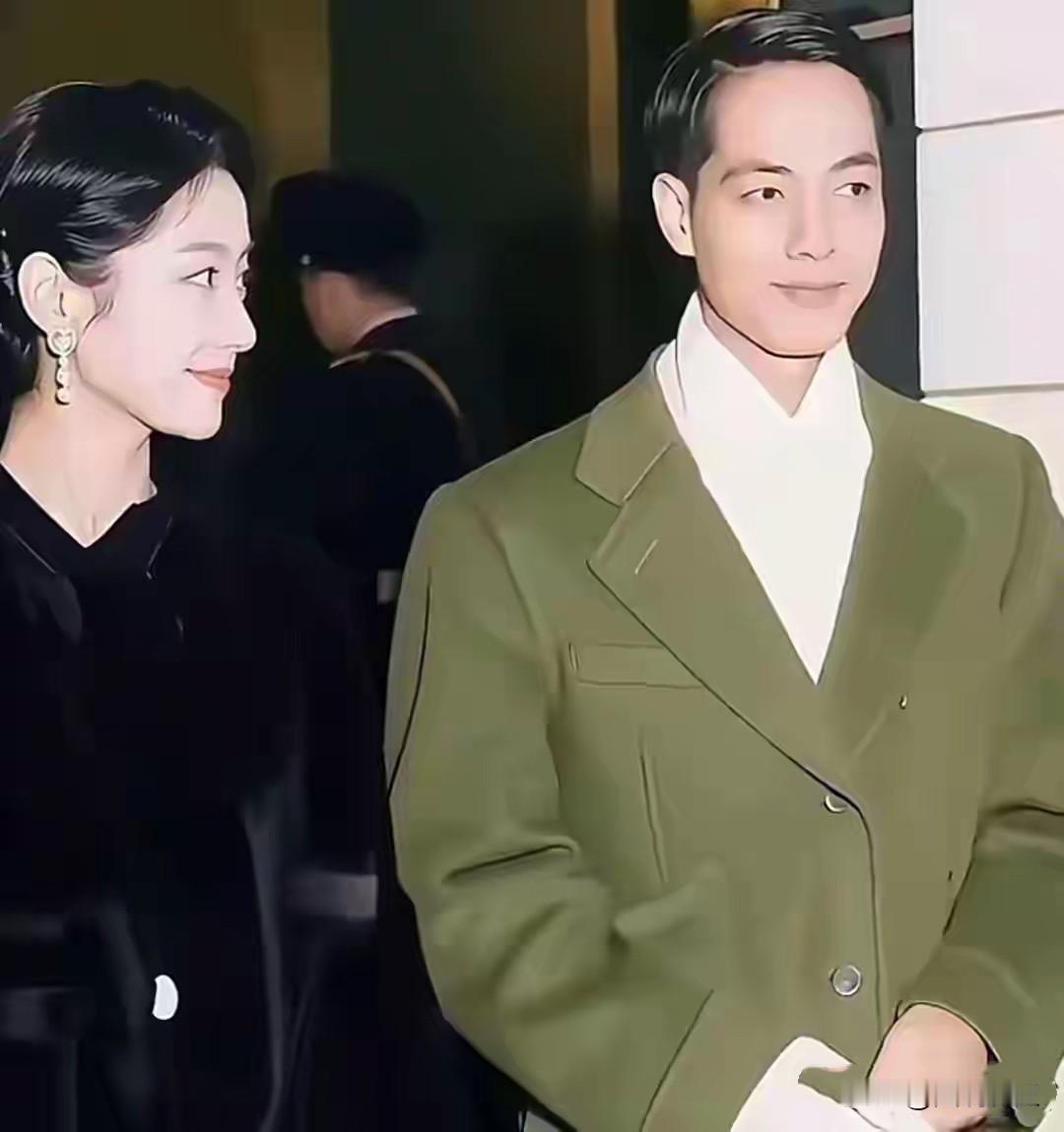 1957年12月10日李政道在瑞典斯德哥尔摩出席颁奖仪式，妻子和他一起走向颁奖台