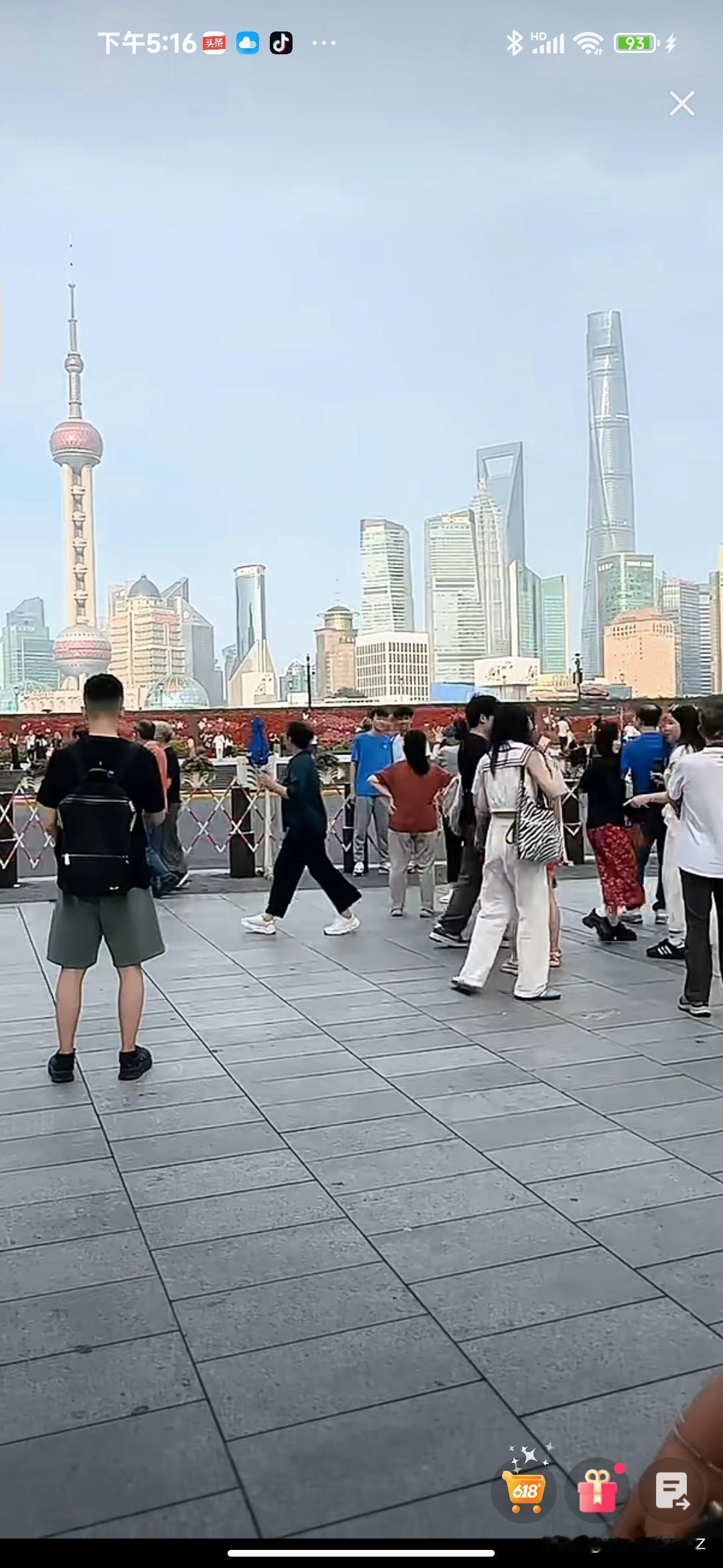 打卡上海外滩，感受繁华都市的魅力！📸✨上海外滩，那是一座城市历史与现代交融的传