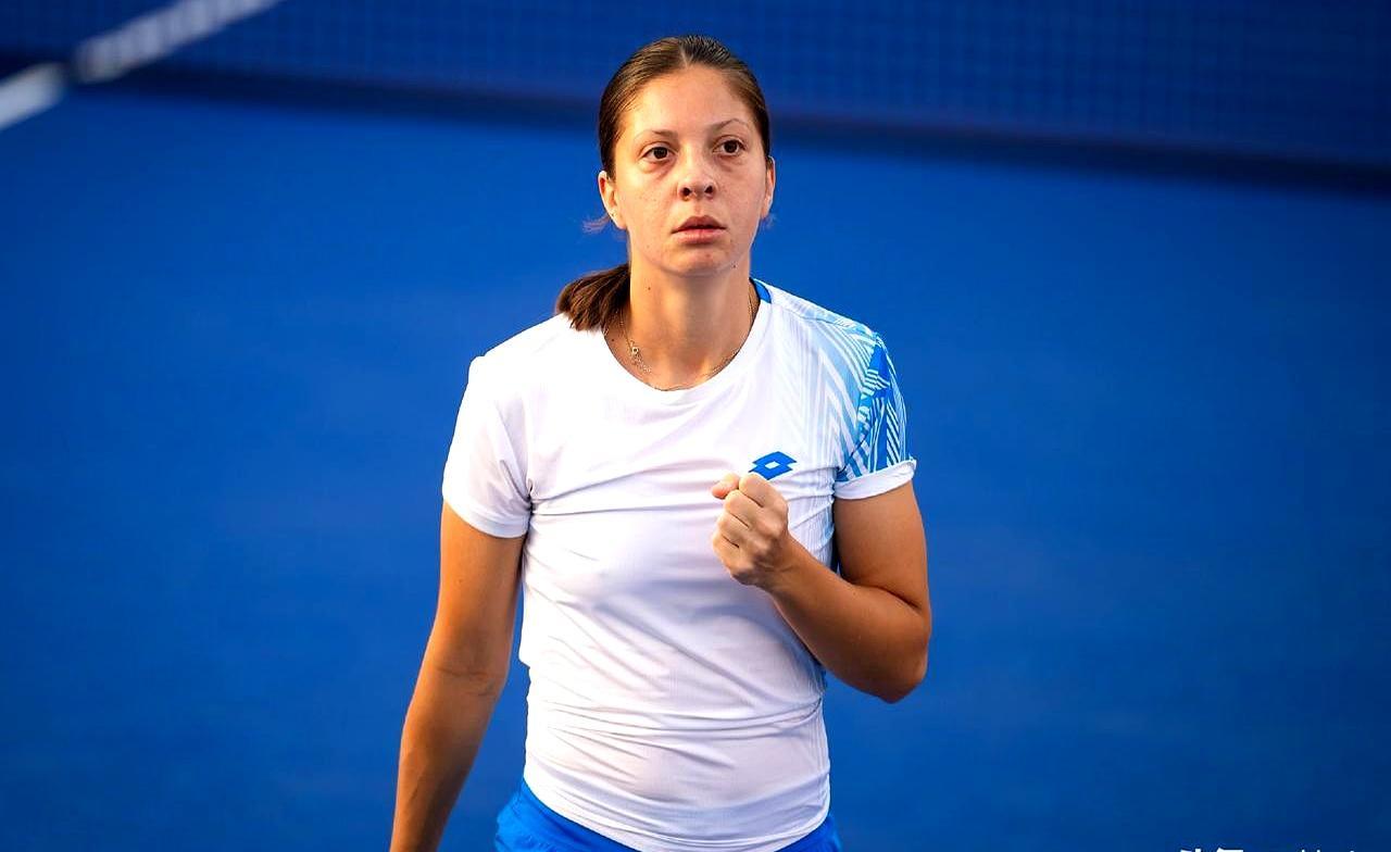 迪拜网球赛场简直有毒，24个球员说倒就倒。刚拿下澳网的莱巴金娜，赢了第一盘