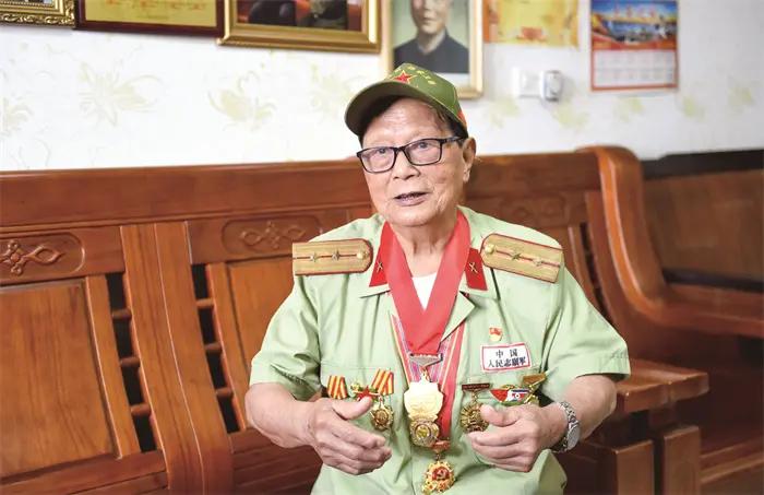 陈莺荞，男，出生于1930年，重庆涪陵人，抗美援朝老兵。1949年12月，陈莺荞