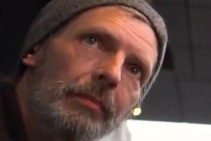 美国的这名街头流浪汉曾经是一位年收入6位数的高级IT工程师（说实话看得出来，即使