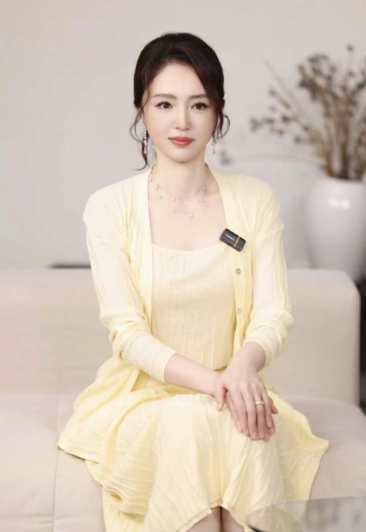 突然有点理解张维伊了，董璇虽然离了又带着个娃，年纪也比他大，但她真的是个