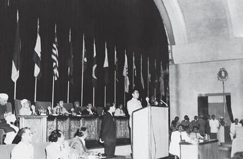 “长官这次任务成功了，我们杀了周恩来”。听完特务的汇报，愤怒的长官一个巴掌打了过