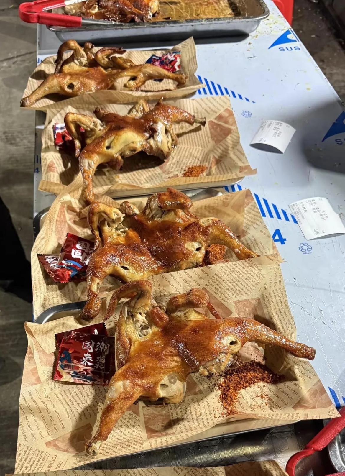 68一只，还放了肉宝王的烤鸡，你们都尝过了吗？听说还有祖传秘方，看着确实挺香