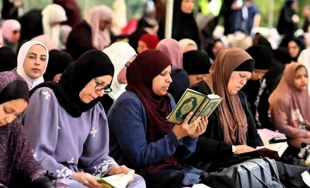 全世界的穆斯林，差不多十个人里就有九个是逊尼派，什叶派只是极少数。反观伊朗，偏生