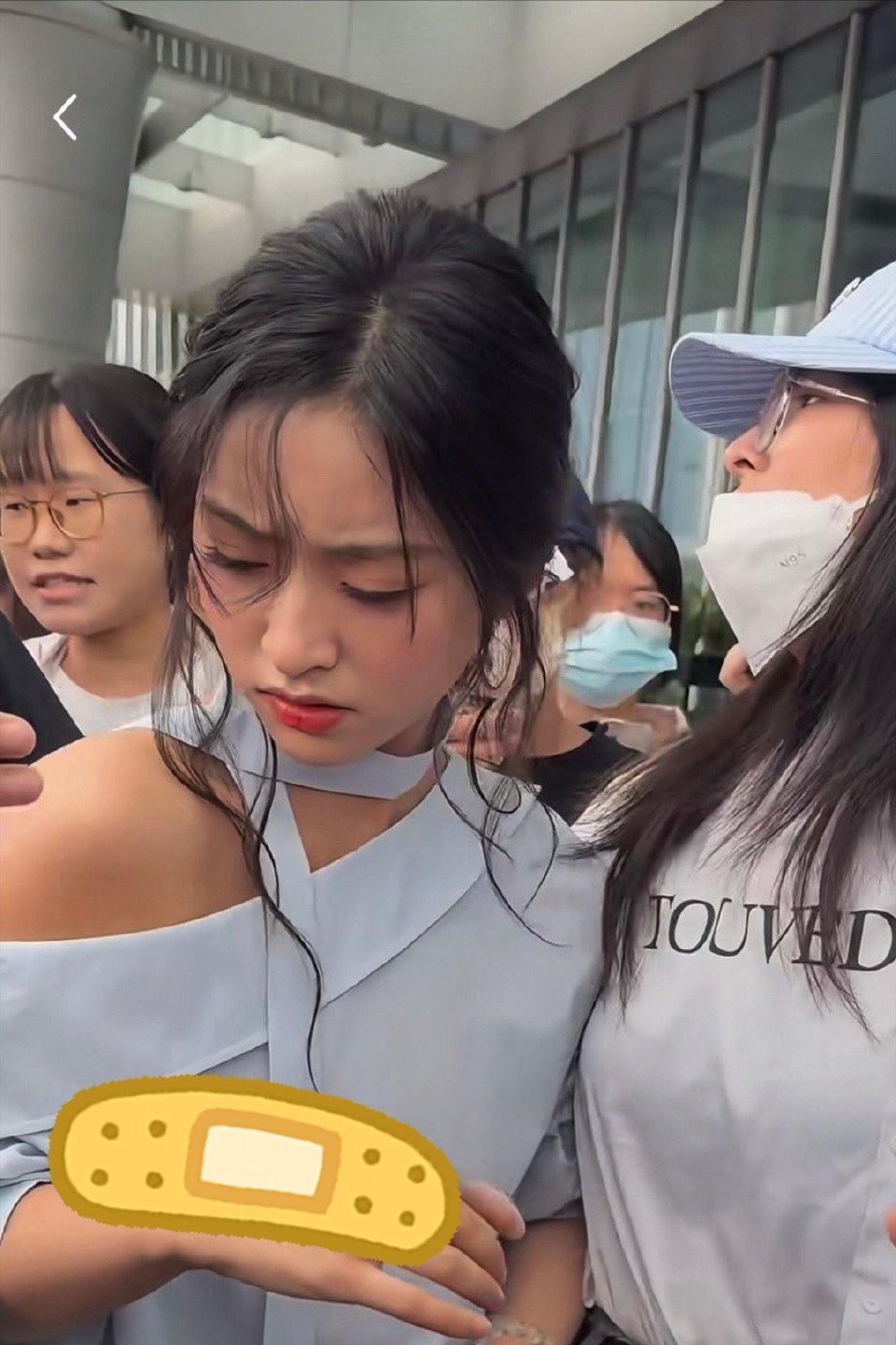 沈月这阵仗谁懂啊！被粉丝围得水泄不通，表情肉眼可见的无奈又无措。前一秒还是镜头