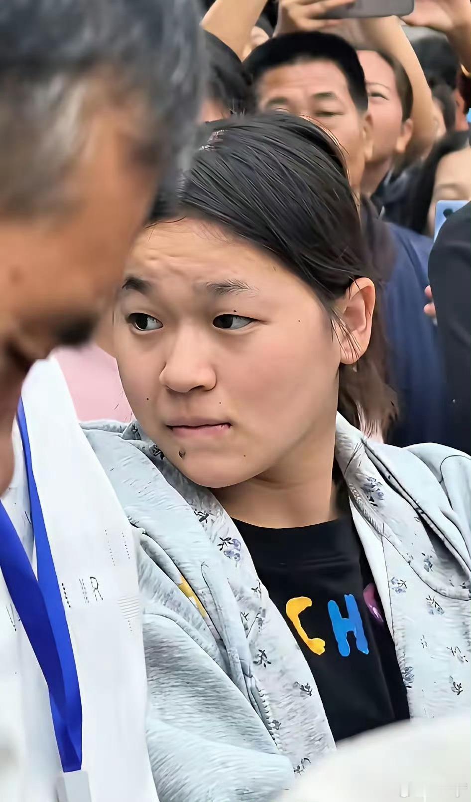 全红婵马不停蹄赶回湛江老家，参加村里的游神民俗活动。这场热闹的活动里，她妥妥成了