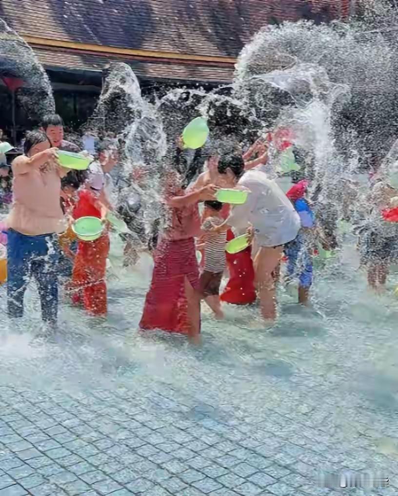 真的看不下去了。2026年云南泼水节，两个姑娘骑电动车路过，被人围着拿高压水