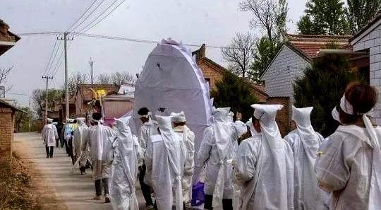 二十年后中国丧葬将会转变。很多独生子女对待死去的父母，基本上会转变为直接打电话