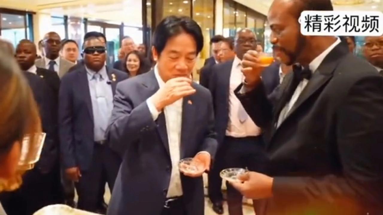 请注意斯威士兰国王姆斯瓦蒂三世看绿蛙的眼神，只差没有直说：“撒比，老子迟早卖了你