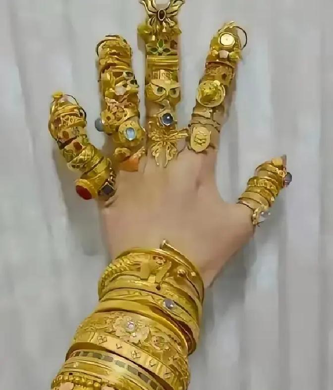 7万项链挂脖子，3秒就能被剪走金价飙到1430一克，50克链子等于一辆小车