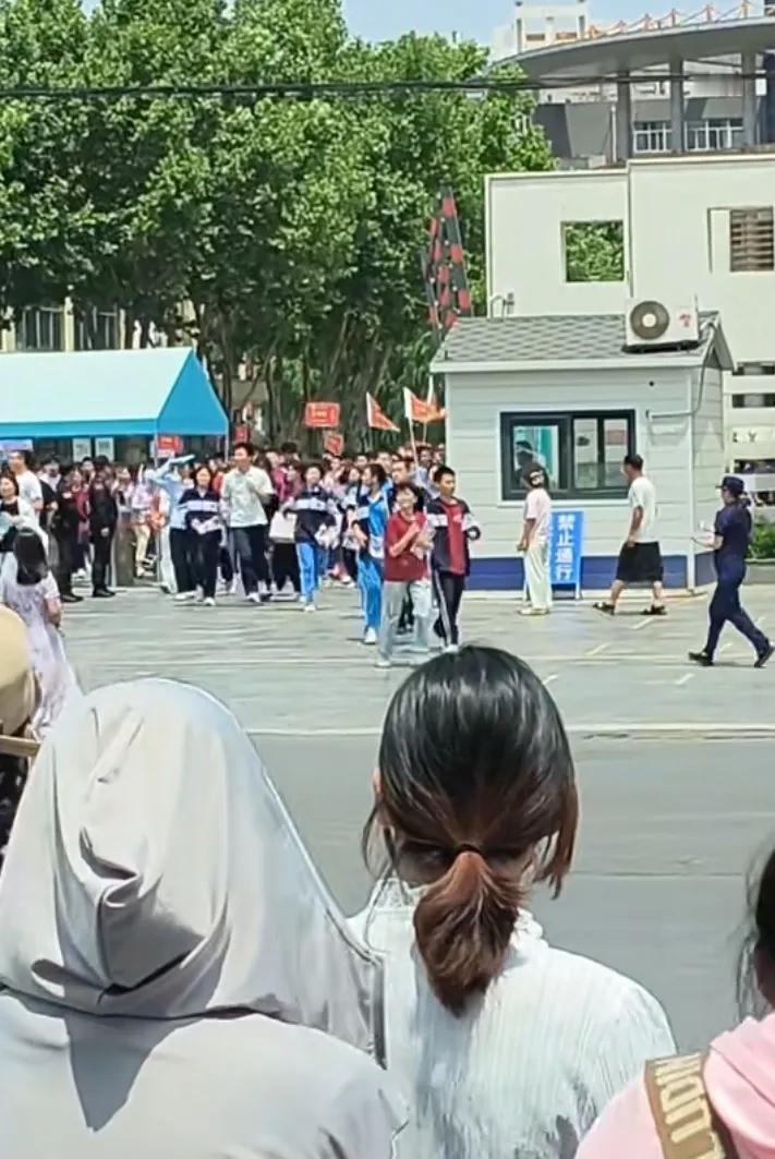我家儿子今年要参加高考。他昨天放假，我请假提前回来陪考。其实，儿子一直住校，