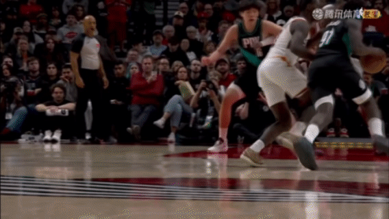 杨瀚森跟着跑了5分钟，果然还是没劲了。。。。。最后一防退防已经跟不上了。不错了，