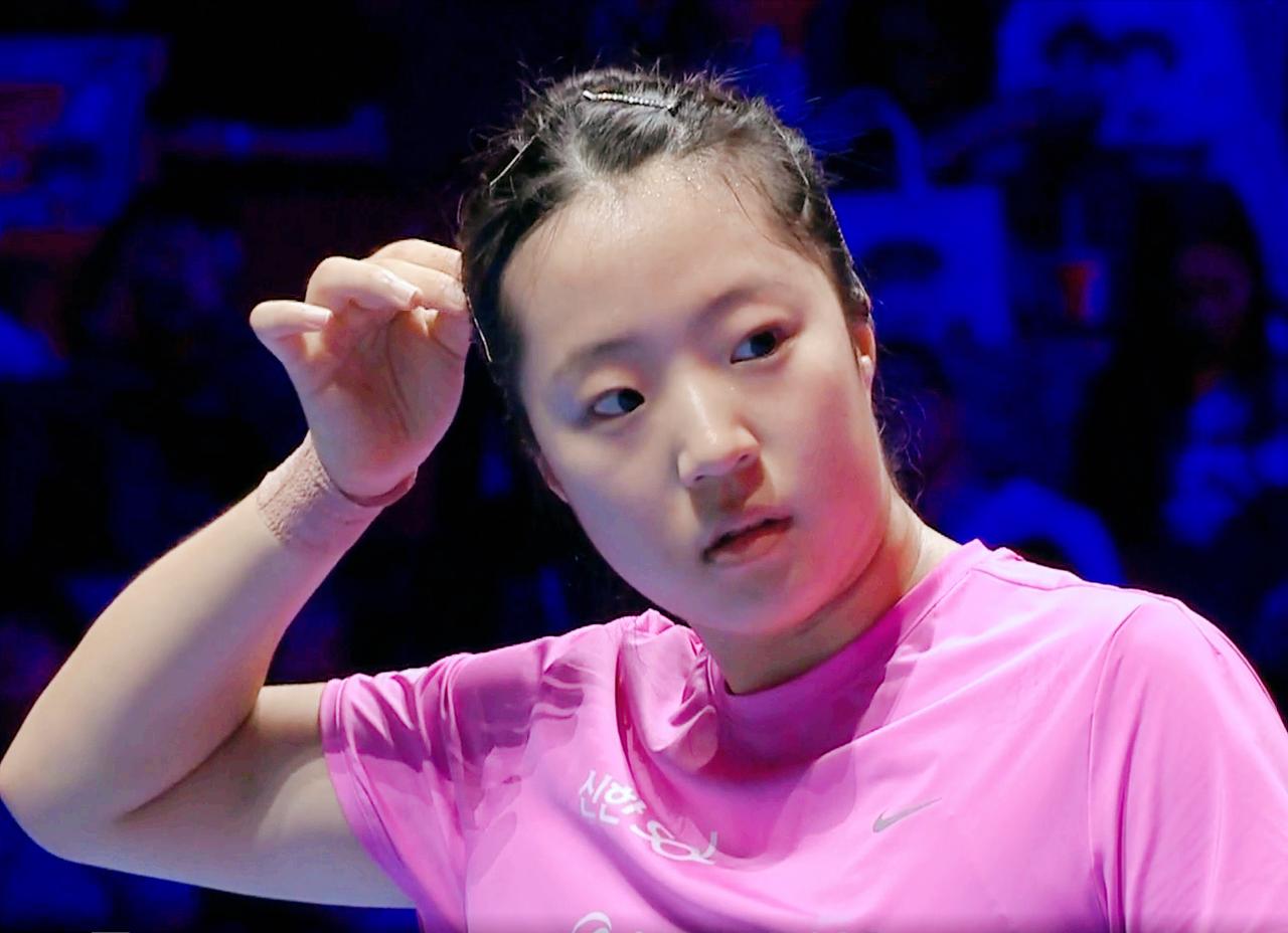 我说，申裕斌怎么能压制王曼昱呢？原来申裕斌发球回抛了。第一局的时候，申裕