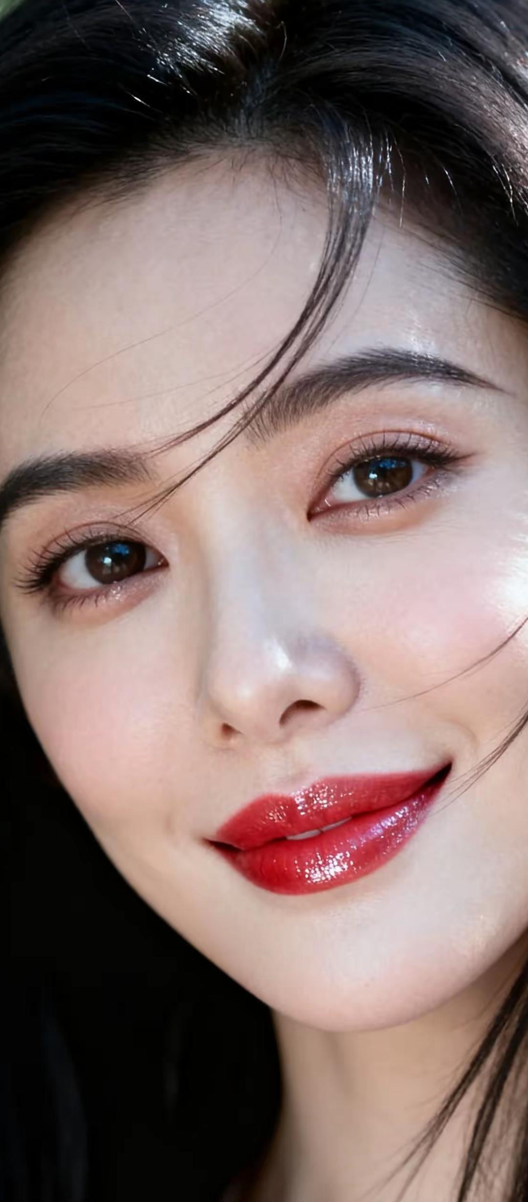 红唇微笑，温柔迷人！💄😊