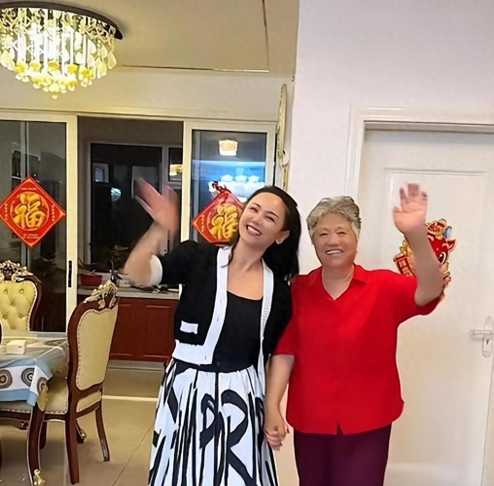 郭晓冬横店探班，程莉莎满血复活结婚这么多年，郭晓冬把程莉莎宠成了小公主，连
