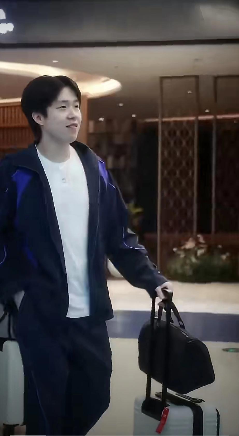 王楚钦心情不错[赞][笑着哭]！国乒主力选手们抵达澳门！身穿一身蓝色运动服、白