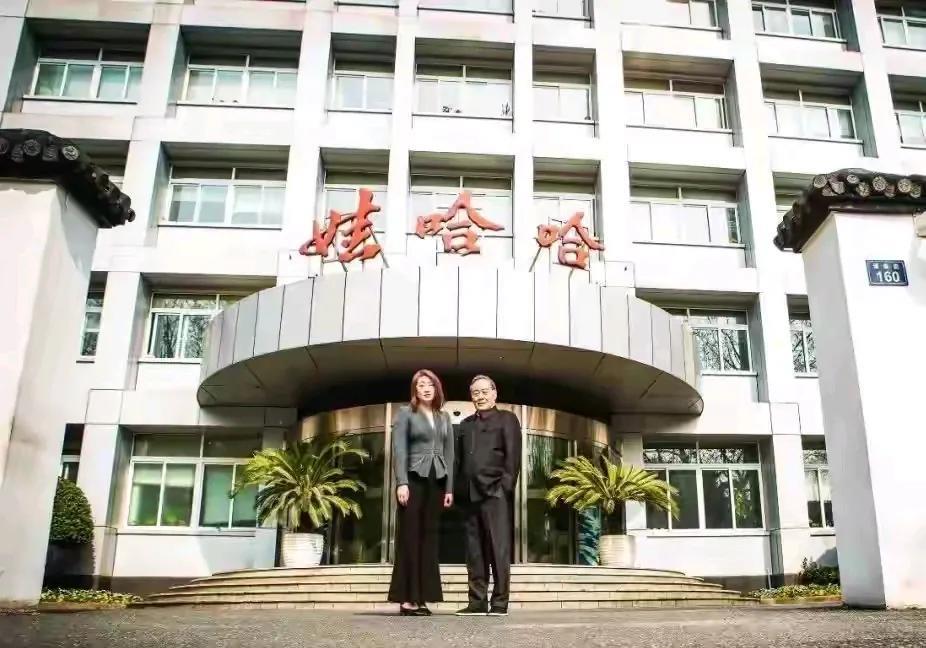 个子矮小的宗庆后生了个高挑的女儿，宗馥莉更多时候是面无表情的。那也是，她要想的事