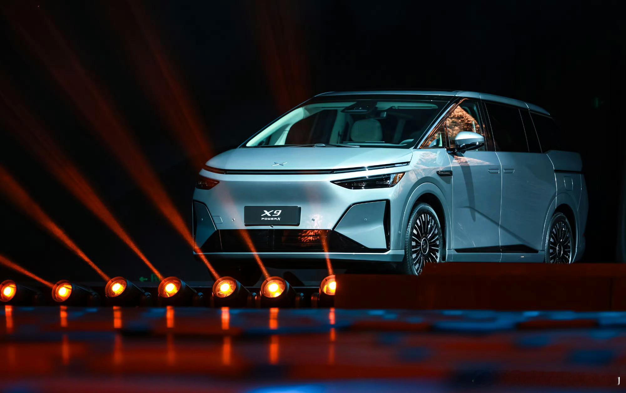 最新小鹏X9作为小鹏汽车首款旗舰MPV，以“超智驾大七座”定位重塑高端MPV市场