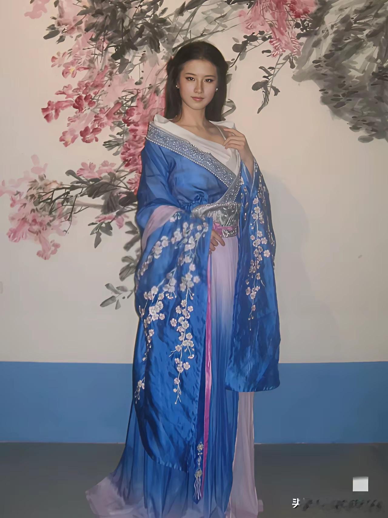 这位博主真是全网最像刘亦菲之人，形神兼备啊，连脖子上的痣都像！