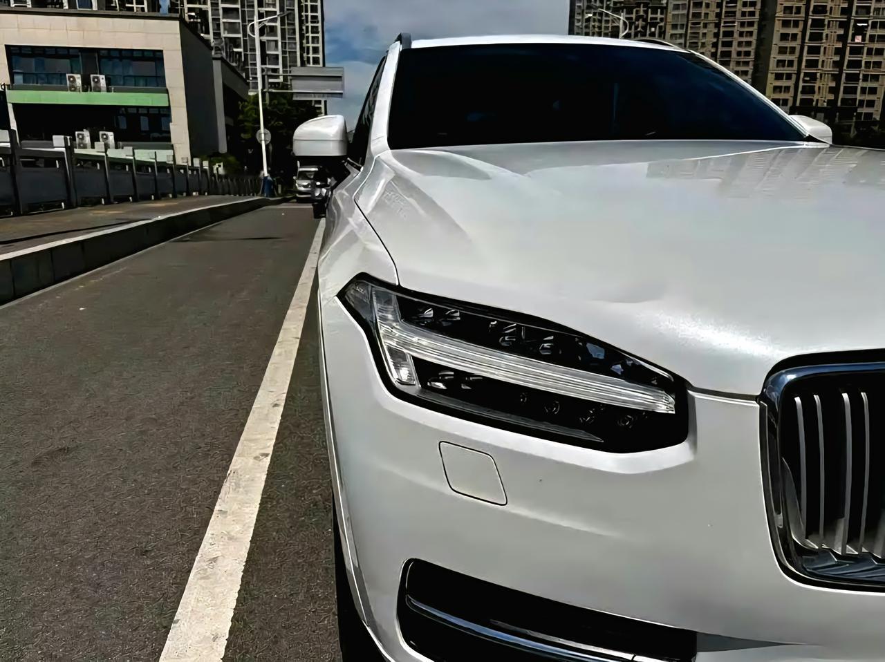 这台沃尔沃的xc9018款t8车型，需要更换一个大灯。这台车我改了一组车灯，其实