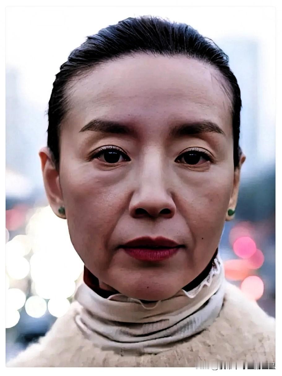 终于知道董洁，为啥这么憔悴了。原因很简单，不是戏难拍，也不是钱难赚，而是身后