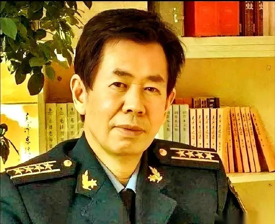 一个叫卢麒元，一个叫戴旭。一个文人，一个将军。怪就怪在，这两人一开口，总有