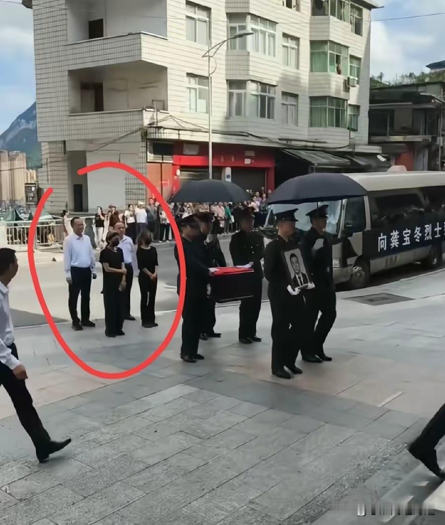泪目！龚宝冬烈士安葬仪式。彭水山谷公园内，烈士陵园墓区。两名黑衣年轻女士随行