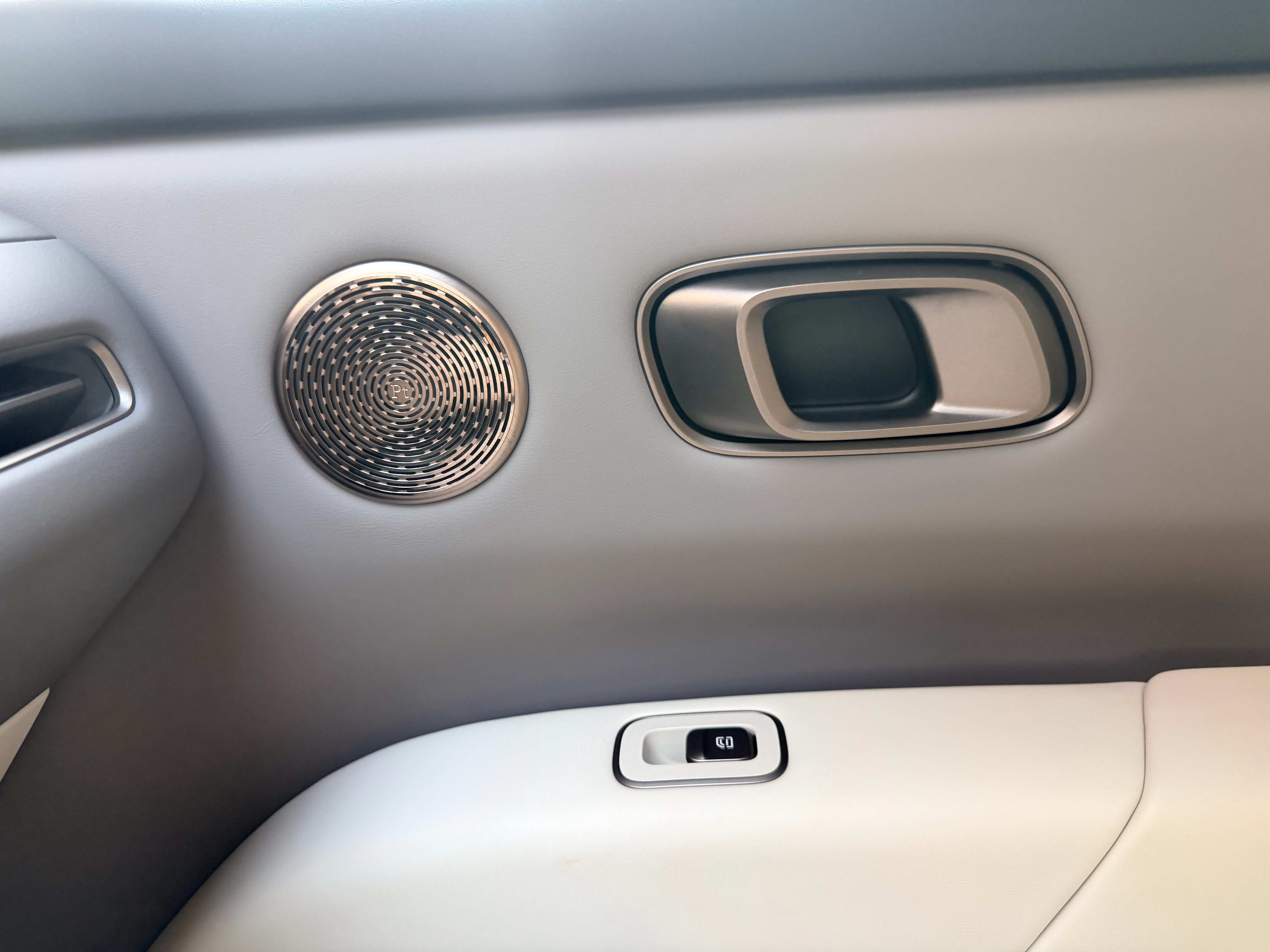 理想i8的圆角设计和质感，今天上车才注意到方向盘前方的区域也是圆角设计，好像很