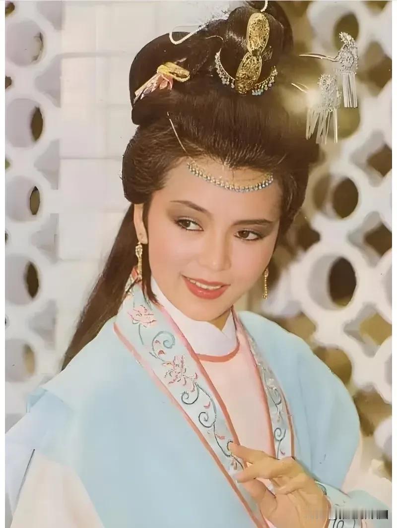 陈玉莲的虞姬，是清冷的古典美。她的古装扮相也是公认的古典美人，五官精致小巧，眼睛