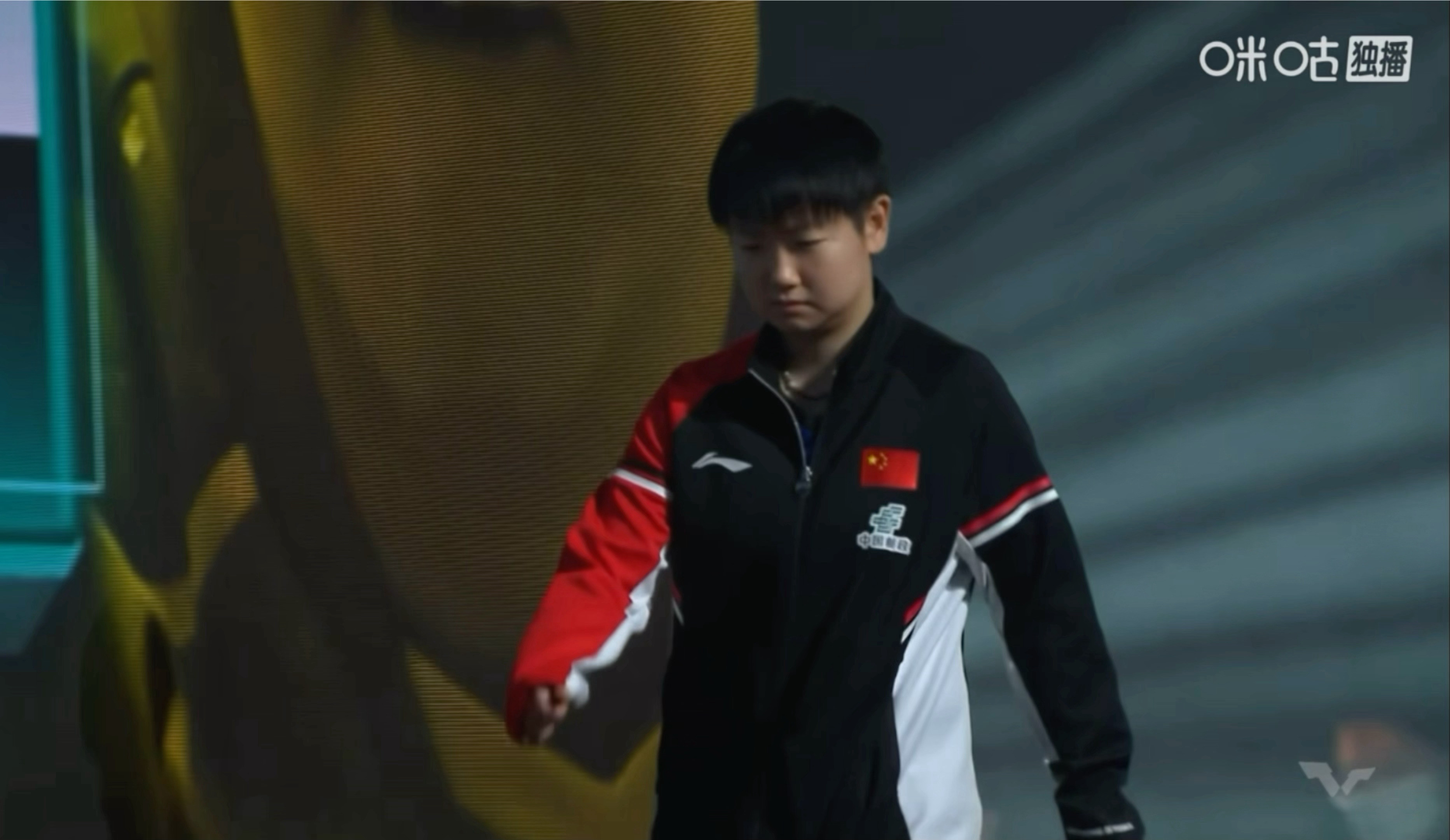 一起看地板一起看旁边一起看前面