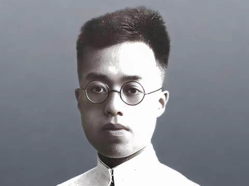 他不知道红军长征，仍在拼命战斗，最后竟拖住了敌人八个师！1934年11月的